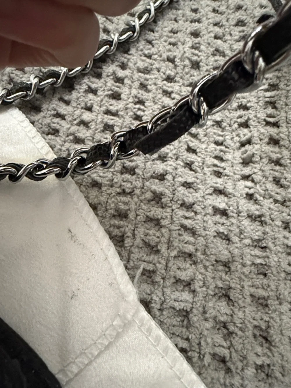 Black Quilted Chain Shoulder Bag - Luxury-Inspired Women's Crossbody - Picture 3 of 7